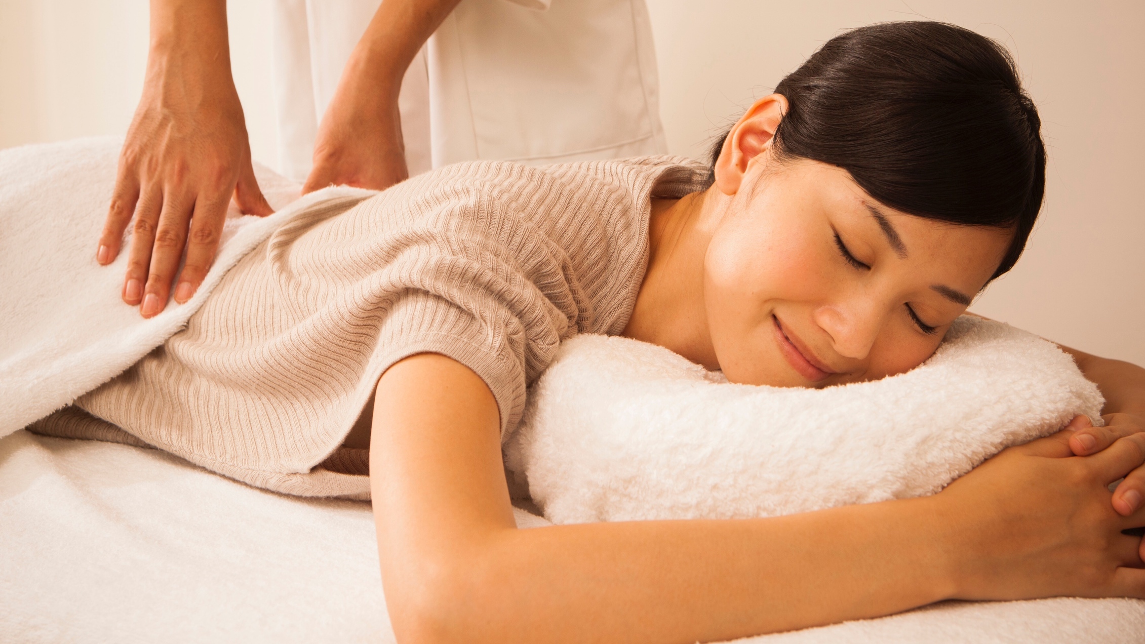 マッサージを受ける人